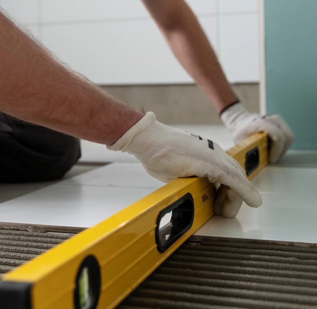 How to install tiles - Level and Adjust the tile with spirit leveler